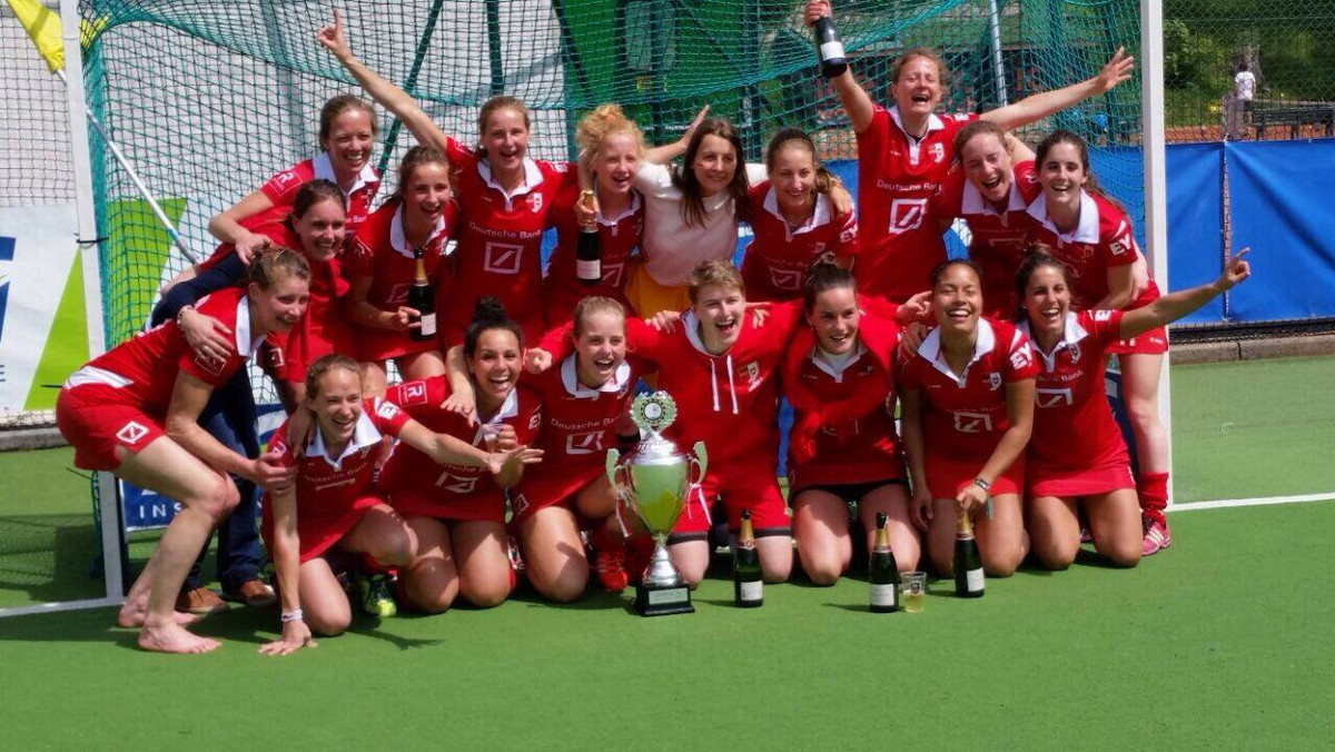 Drużyna hokeistek na trawie Royal Antwerp Hockey Club sięgnęła po mistrzostwo Belgii, pokonując w dwumeczu zespół Waterloo Ducks. Czołową rolę w barwach zdobywczyń tytułu odegrała polska bramkarka - Alicja Blaszkiewicz, która w decydującym meczu obroniła rzut karny. Hokeistki z Antwerpii po remisie 1:1, w drugim spotkaniu zwyciężyły 2:1, zdobywając gola na wagę tytułu, na dziesięć sekund przed końcem meczu.