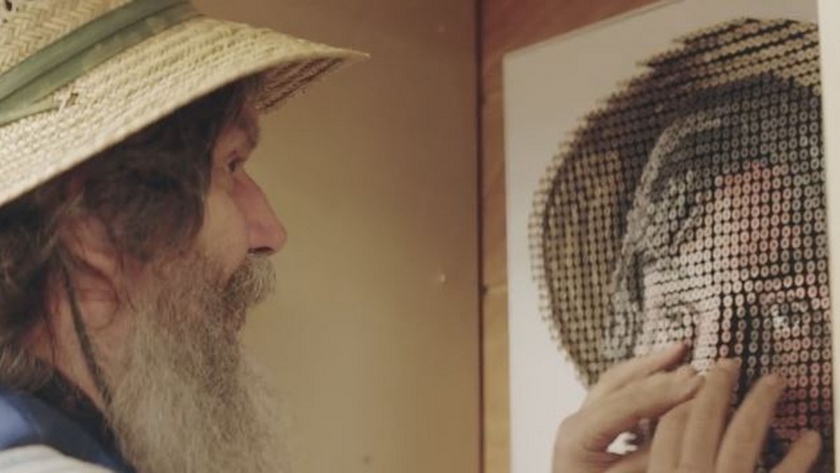 Andrew Myers to artysta, który zajmuje się tworzeniem dzieł sztuki dla niewidomych osób. To dzięki jego dziełom są oni w stanie dosłownie "poczuć" obrazy. Do zaskoczenia niewidomego Georga, artysta wykorzystał 4 tysiące gwoździ.