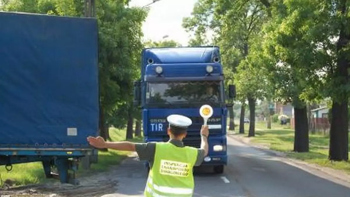 Inspektor Transportu Drogowego zatrzymuje pojazd