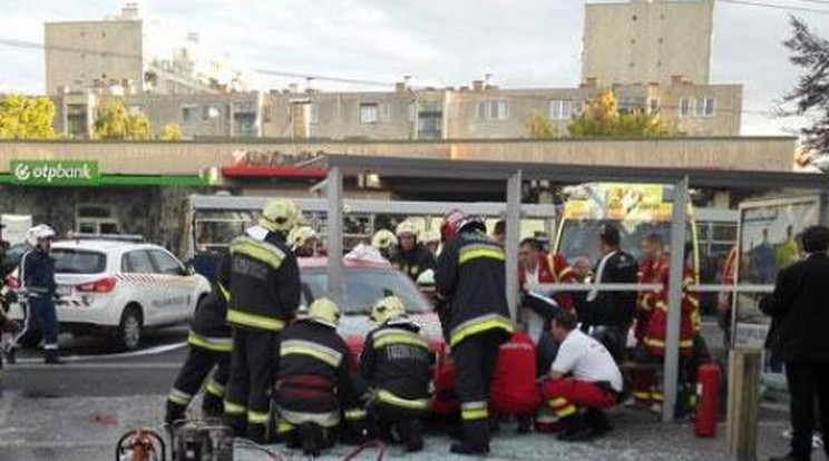 Borzalmas baleset Budapesten! Elütötte az autó a trolimegállóban ülő nőt