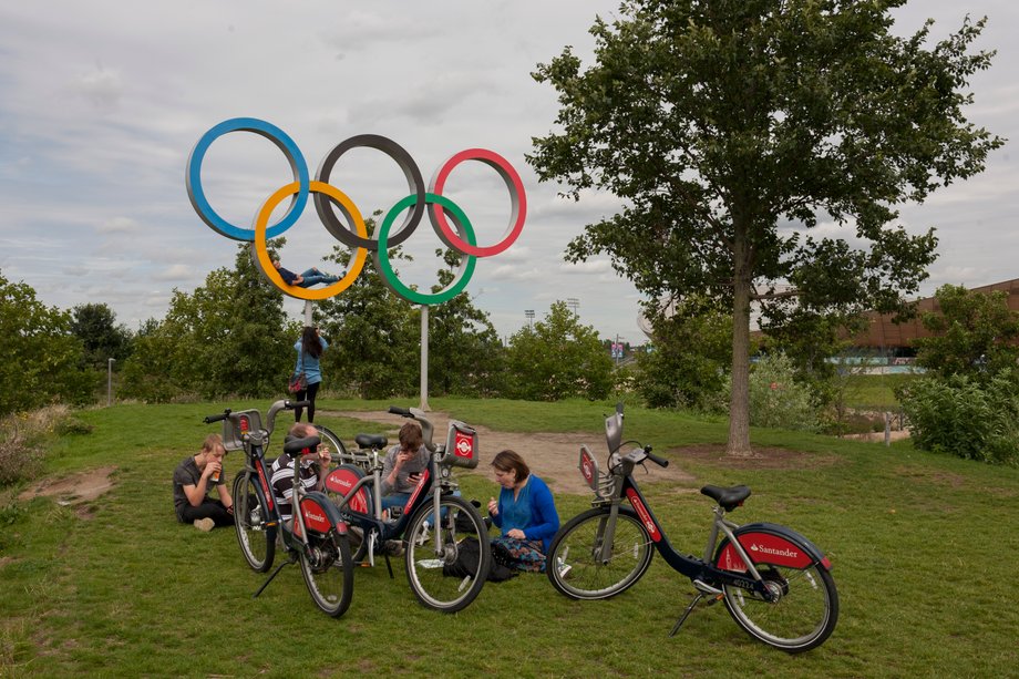 Koła olimpijskie w parku