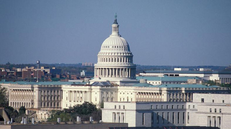 A washingtoni kongresszus épülete, ahol a képviselők, majd a szenátorok is rábólintottak a több milliárd dolláros pénzügyi segítségre /Fotó: Northfoto