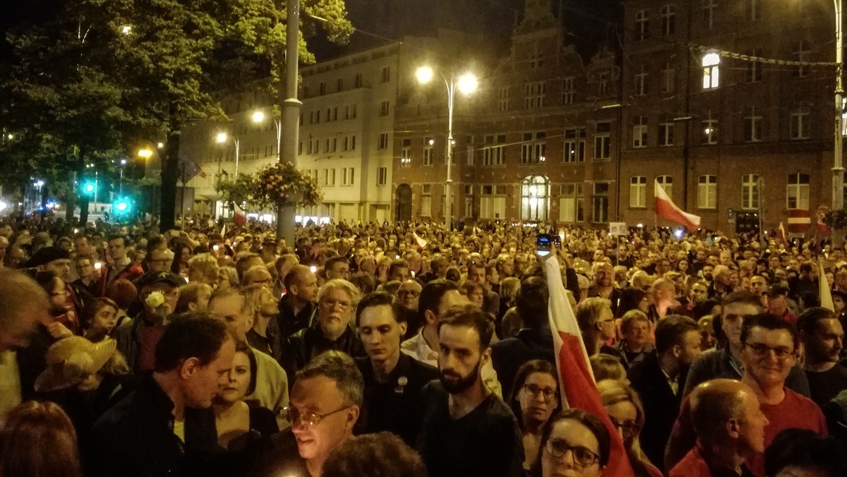 Takich tłumów podczas protestów pod trójmiejskimi sądami jeszcze nie było – zarówno w Gdyni, jak i Gdańsku swoje niezadowolenie z działań obecnej władzy manifestowało wczoraj kilka tysięcy osób. Podobne demonstracje odbyły się w wielu miastach w Polsce.