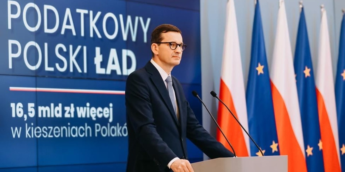 Podczas konferencji prasowej premier Mateusz Morawiecki opowiadał o nowych rozwiązaniach w systemie podatkowym. - Do konsultacji kierujemy projekt obniżki podatku PIT z 17 na 12 procent - podał.