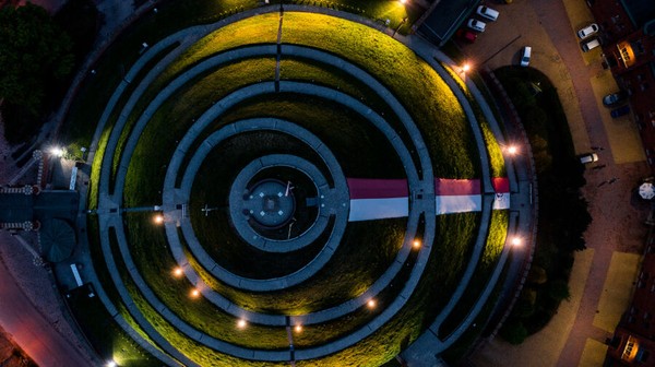 Kopiec Kościuszki w Krakowie. Sypanie kopca rozpoczęto 16 X 1820 r., a ukończono po trzech latach 26 X 1823 r.