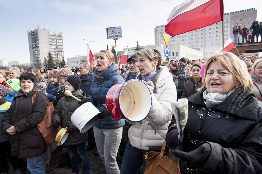 Protest żon i rodzin górników w Jastrzębiu Zdroju