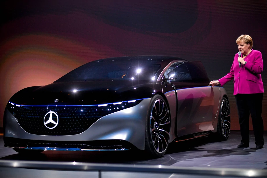 Kanclerz Angela Merkel i nowy Mercedes-Benz Vision EQS