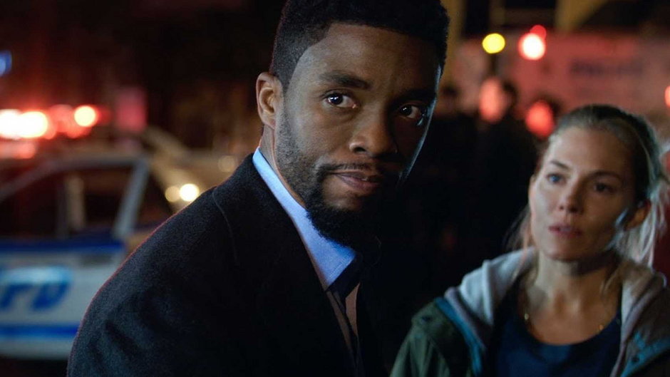 Chadwick Boseman i Sienna Miller w filmie "21 mostów"