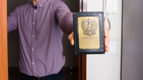 Czy komornik może zająć świadczenie 800 plus? Które świadczenia podlegają egzekucji komorniczej? Oto lista