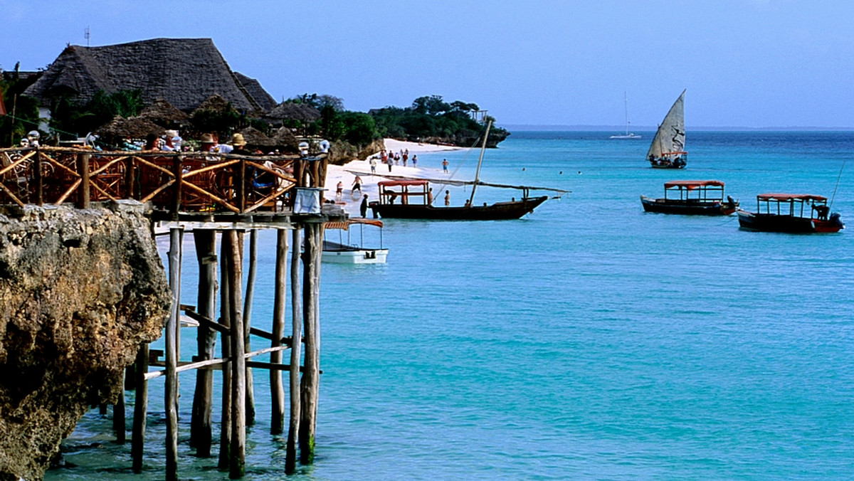 Żeby poznać prawdziwy Zanzibar, warto zamienić leżak nad basenem na samochód z wypożyczalni. Zakurzonymi drogami dotrzemy do sennych wiosek rybackich, parków narodowych i zabytków rozsianych po całej wyspie.