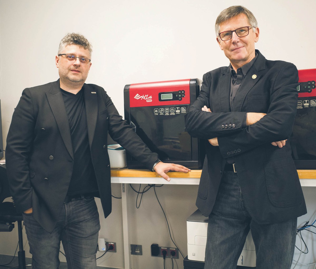 Prof. dr hab. n. farm. Paweł Szymański i prof. dr hab. n. med. Jerzy Niedzielski z Uniwersytetu Medycznego w Łodzi