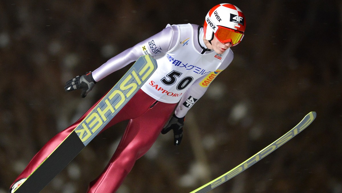 Kamil Stoch zajął piąte miejsce w niedzielnym konkursie Pucharu Świata w skokach narciarskich w Sapporo (HS 134). Po raz drugi z rzędu zwycięzcą został Czech Jan Matura. W zawodach doszło też do kuriozalnej sytuacji. Walczący o zwycięstwo w nich Japończyk Daiki Ito zsunął się z belki startowej i stoczył dramatyczną walkę o to, by zdążyć wyhamować przed progiem. Zawodnik został zdyskwalifikowany.