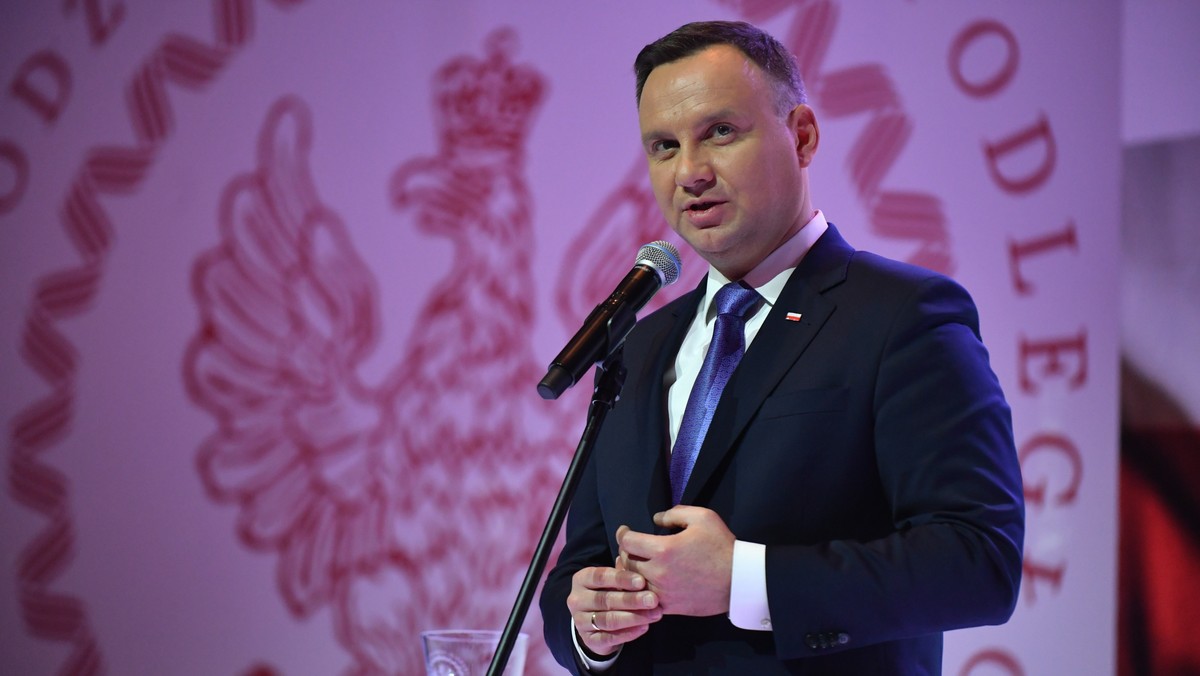 Niepodległa Polska jest wartościową częścią Europy Środkowej, a suwerenna i dostatnia Europa Środkowa jest wartościową częścią wspólnej Europy i świata - mówił prezydent Andrzej Duda podczas noworocznego spotkania z Korpusem Dyplomatycznym. Zdaniem prezydenta, Unii Europejskiej grozi dekompozycja. Andrzej Duda zapowiedział także chęć aktywnego powrotu Polski do operacji pokojowych w ramach ONZ.