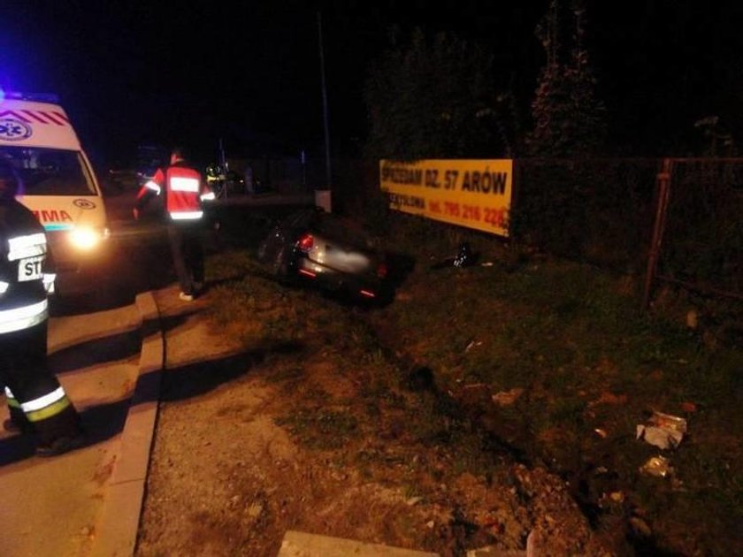 Samochód wjechał w kobietę na przystanku