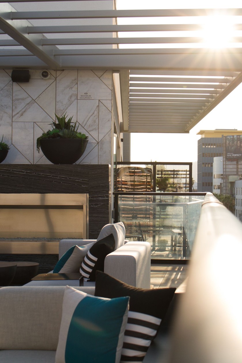 Zum Gebäude, in dem sich die Wohnung des Ehepaars befindet, gehören auch «shared areas». Wie diese wundervolle Terrasse, wo Lyda am liebsten ihren Kaffee geniesst. 