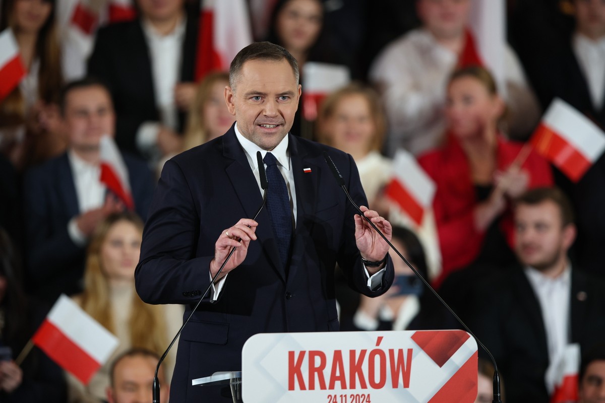 Kraków, 24.11.2024. Prezes IPN Karol Nawrocki (C) podczas Konwencji Obywatelskiej z udz. przedstawicieli Prawa i Sprawiedliwości w hali "Sokół" w Krakowie, 24 bm. Komitet Obywatelski ogłosił Karola Nawrockiego kandydatem na prezydenta RP. (jm) PAP/Łukasz Gągulski