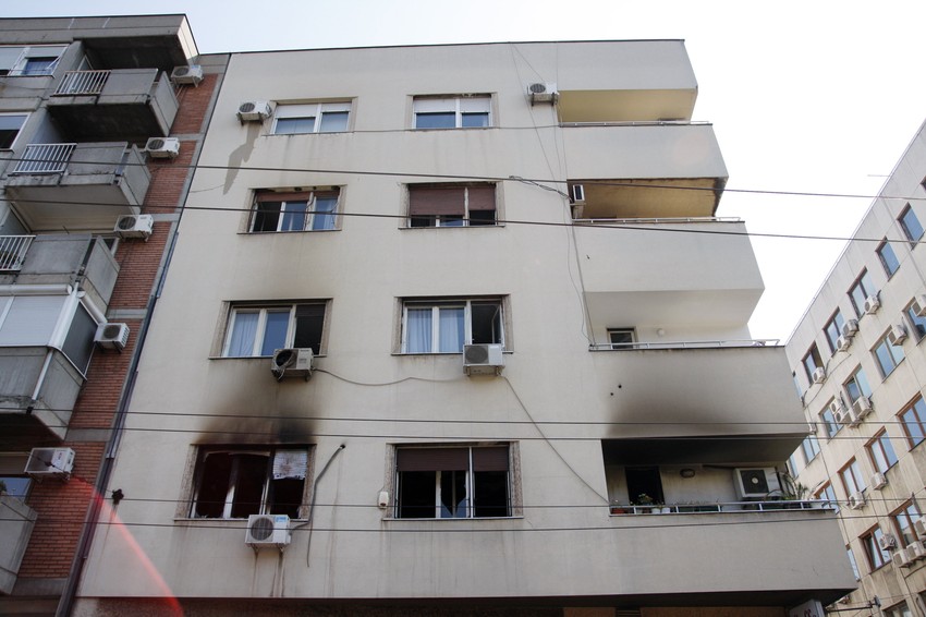 Požar koji je u petak izbio u njihovom stanu u ulici Koče Kapetana izazvala je sveća kojom su osvetljavali prostoriju pošto im je isključena struja