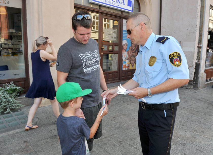 Strażnicy miejscy rozdają opaski