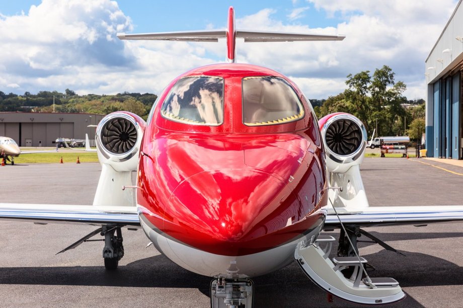 Zamiast po bokach kadłuba, silniki HondaJet znalazły się na pylonach nad skrzydłami. 