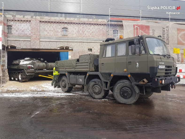Transport czołgu do muzeum przy kopalni Wujek