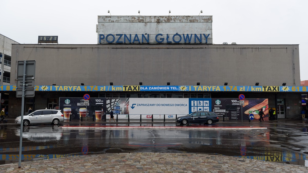 Poznań: happening przed starym budynkiem dworca