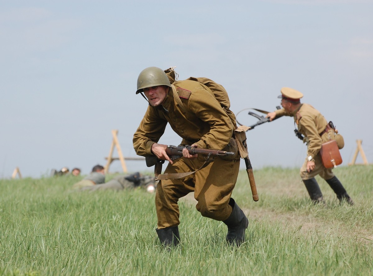 Rekonstruktorzy w mundurach Armii Czerwonej