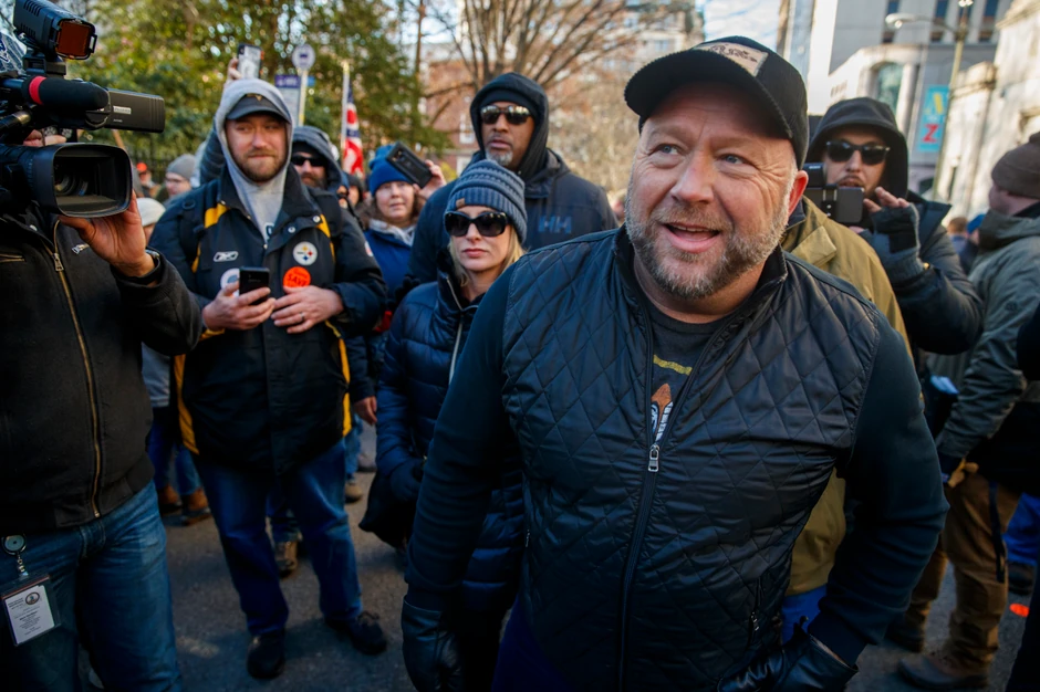 Aleks Džouns sa pristalicama prava na oružje na skupu u Ričmondu, Virdžinija, u januaru 2020.