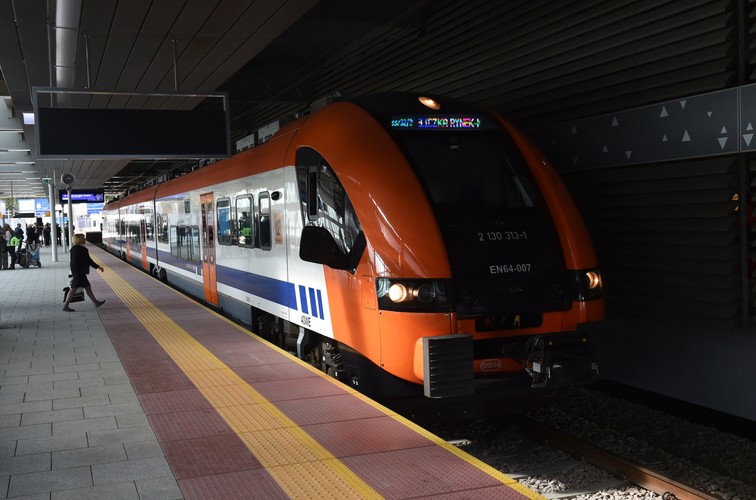 Integralną częścią rozbudowywanego obiektu jest kładka, która tworzy bezpośrednie kryte przejście z poziomu +1 terminalu do garażu wielopoziomowego oraz przystanku kolejowego, podano także.<br><br> (jb/cat) PAP/Jacek Bednarczyk