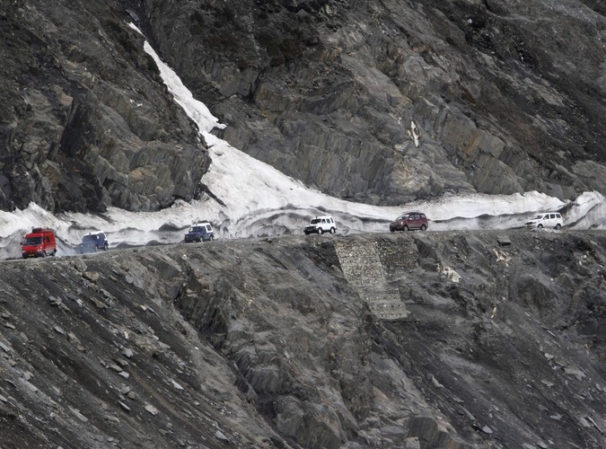 Odśnieżanie drogi w Himalajach
