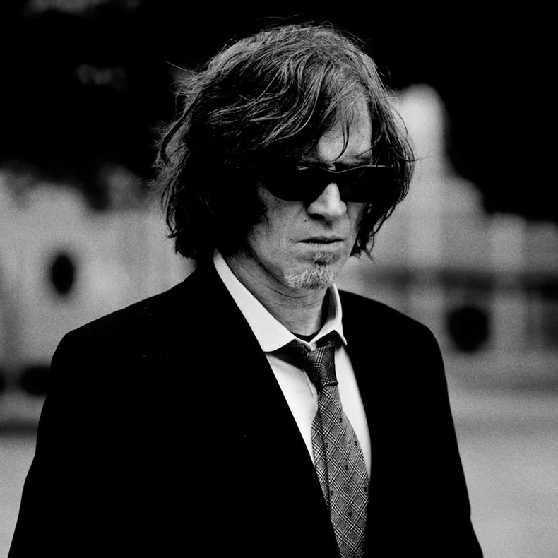 Umro Mark Lanegan: Muzičar, pisac i pevač bendova "Queens of the Stone Age" i "Screaming Trees" Yk_k9kqTURBXy84M2RiNzA1MjUzMWJkZWNhMmYwNzMxZWQ2N2E3ZDQ5OS5qcGVnkZMCzQMWAIGhMAU