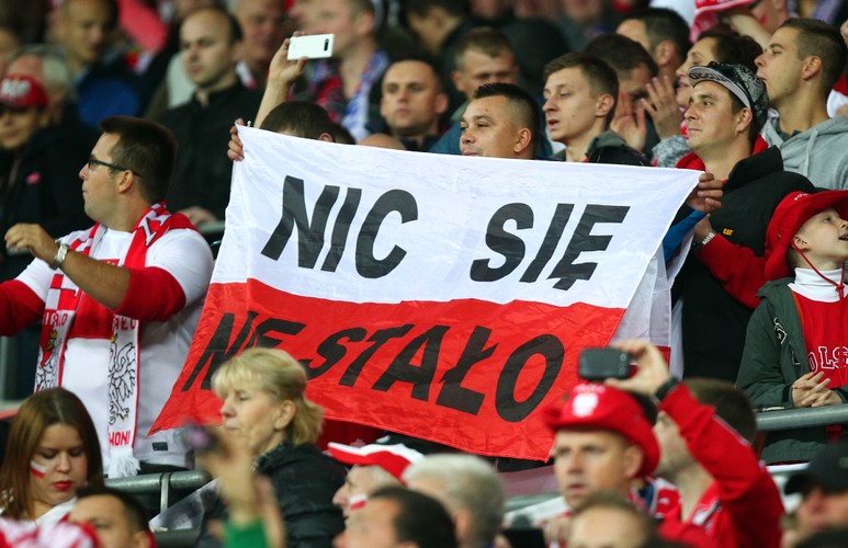 Race, gwizdy i wtargnięcie na murawę. Tak Polacy kibicowali na Wembley