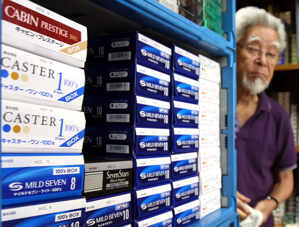 Japońscy palacze kartonami wykupują papierosy ze sklepów.