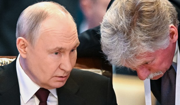 Vladimir Putin i Dmitrij Peskov