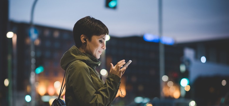 Polacy rezygnują z usług tych operatorów. Zmiana lidera w rankingu