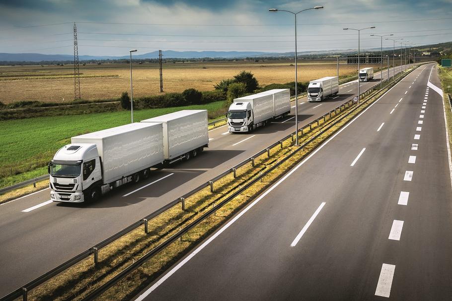 Za kilka lat ciężarówki będą poruszały się po drogach bez kierowców. Ich trasę  będzie nadzorował odpowiedni system z algorytmami sztucznej inteligencji