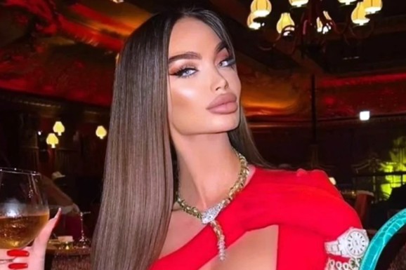 PLAVE LOKNE, MARKIRANA ODEĆA, A SAV SE UMAZAO OD ČOKOLADE Soraja objavila neodoljivu sliku sina Kana: "Moj prvi sladoled"