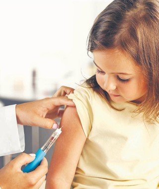 Coraz mniej osób w Polsce się szczepi. Eksperci: To kłopot, bo szczepienia są główną ochroną przed epidemią np. odry
