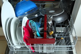 Stručnjak upozorava: "Ovih pet stvari nikada ne bi trebalo da stavljate u mašinu za sudove!"
