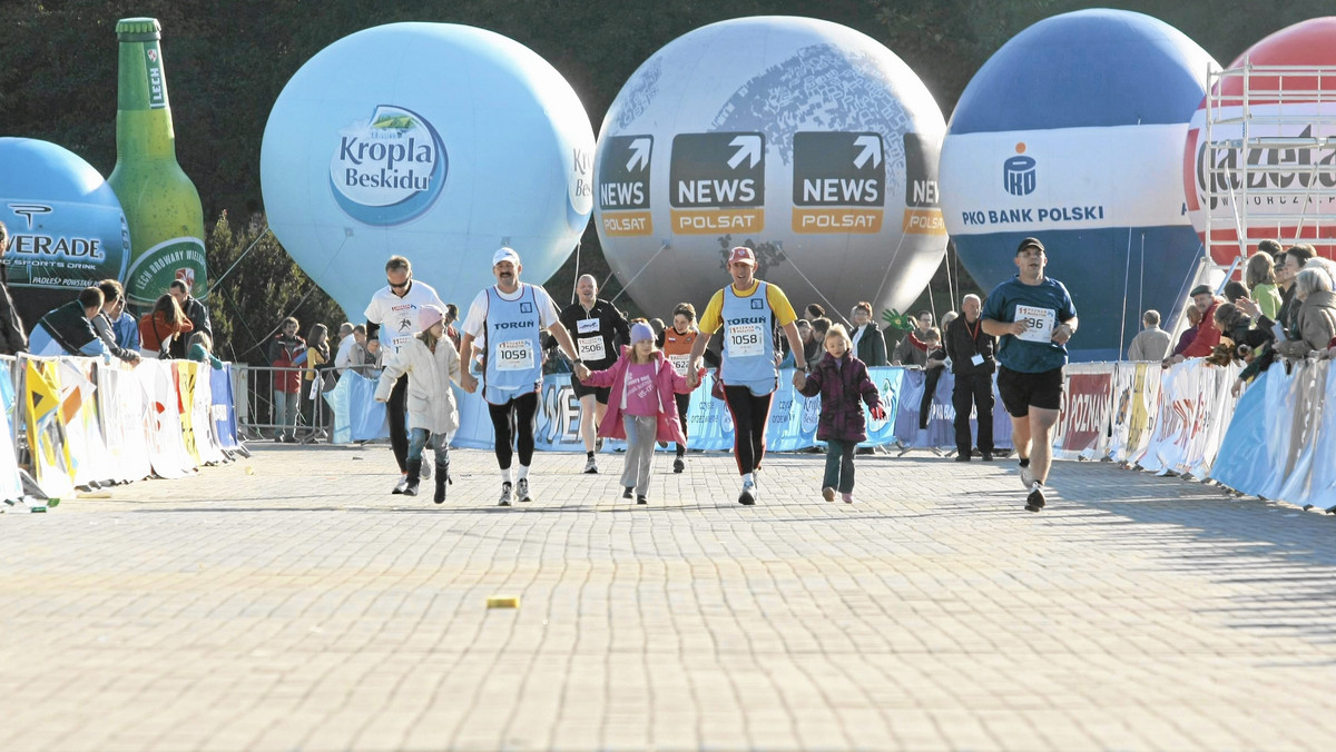 Ruszył 4. Poznań Półmaraton. Na czas jego trwania nastąpią istotne zmiany w organizacji ruchu. Zmienią się też trasy przejazdu, aż 16 linii autobusowych. Tramwaje pojadą bez zmian - informuje portal poznan.pl