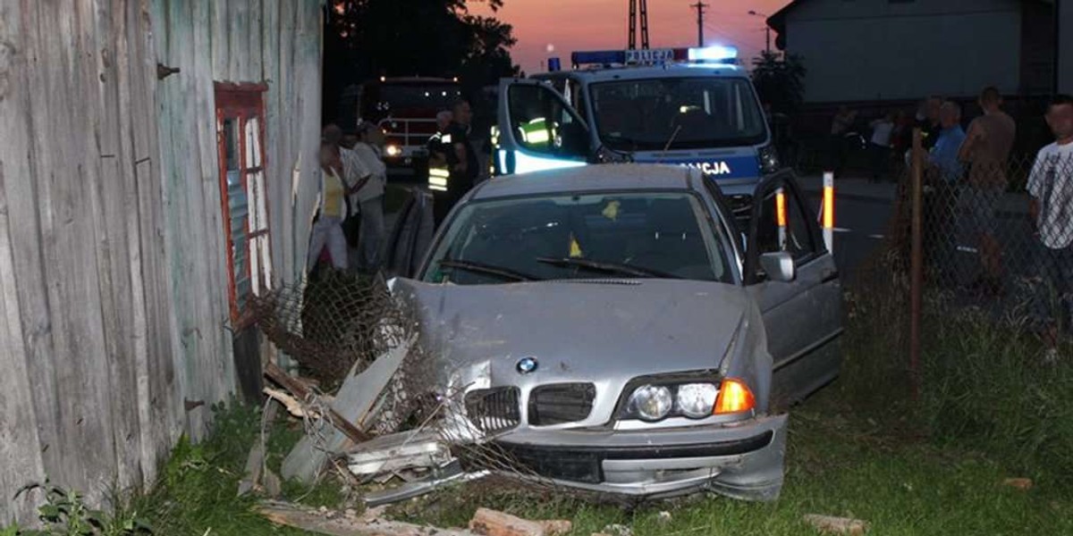 BMW walnęło w dom. Jechało w nim 7 osób!