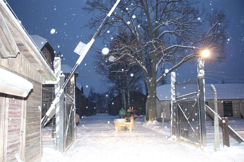 Policja odzyskała napis "Arbeit macht frei"