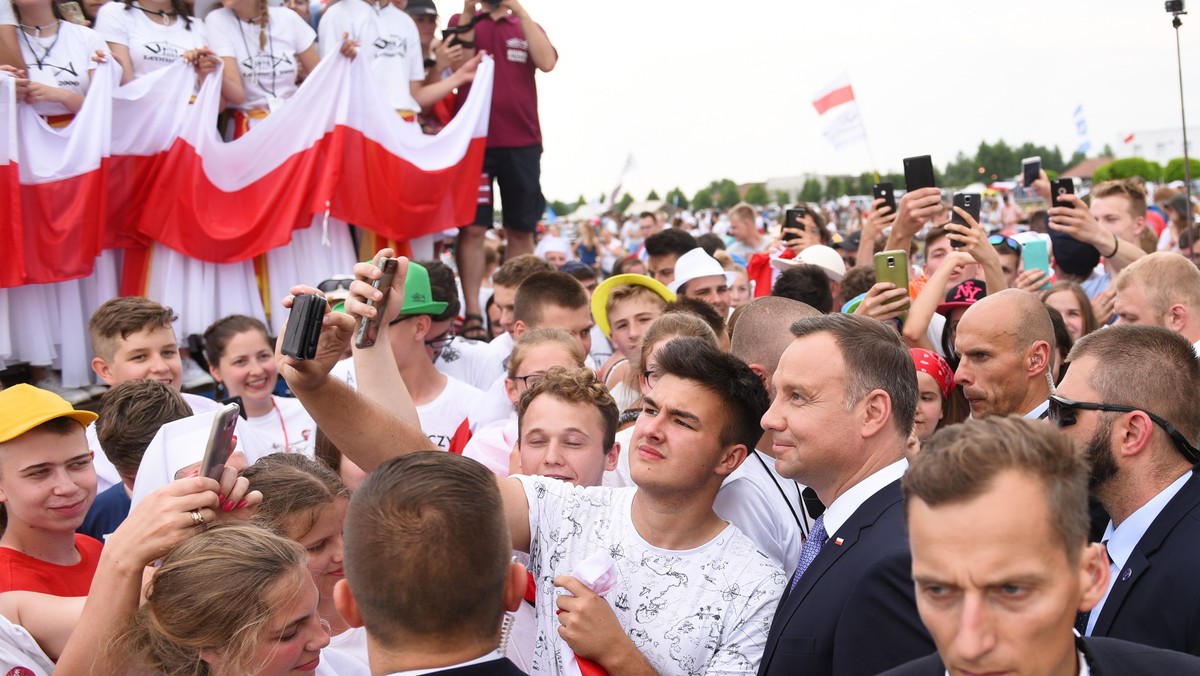 Z udziałem kilkudziesięciu tysięcy pielgrzymów na Polach Lednickich (Wielkopolskie) odbywa się dziś XXII Spotkanie Młodych Lednica 2000. Gościem specjalnym wydarzenia jest prezydent Andrzej Duda, który wraz z młodymi ludźmi tańczył pod Bramą-Rybą.