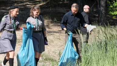 Para prezydencka wzięła udział w akcji "sprzątaMY". "Jest miło gdy las jest czysty" [GALERIA]
