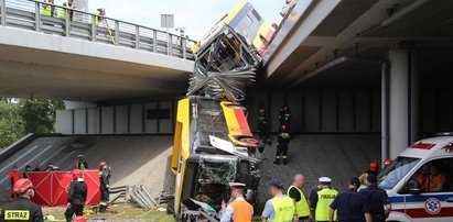 Autobus spadł z mostu. Szokujące doniesienia o przeszłości kierowcy