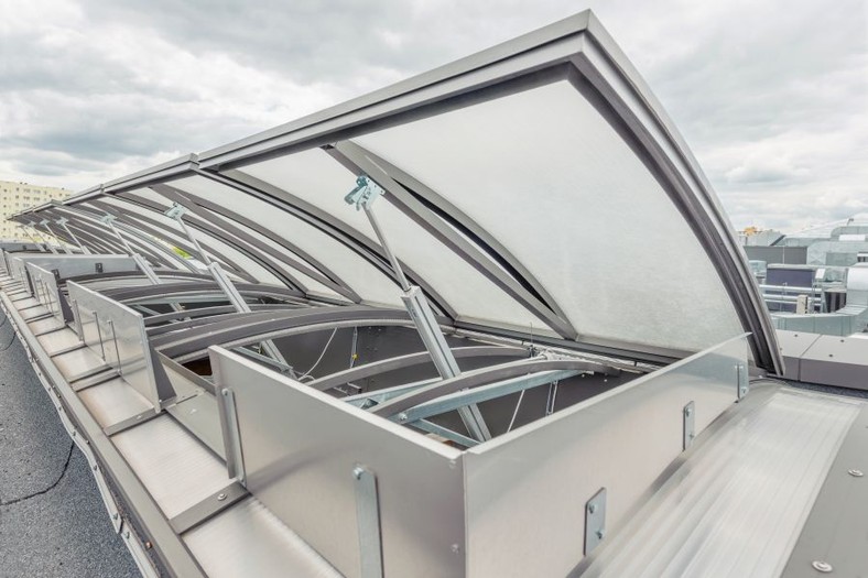 Strategiczna transformacja lidera. MERCOR finalizuje sprzedaż części działalności grupie Kingspan i rozwija markę mcr