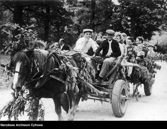 Zabawy ludowe na Bielanach w Warszawie - rok 1948 - zdjęcie pochodzi z archiwów Narodowego Archiwum Cyfrowego