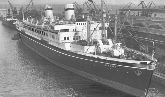 Transatlantyk "Batory" przy Molo Pasażerskim w porcie w 1939 r. MS Batory to polski statek pasażerski, transatlantyk, będący jednostką bliźniaczą MS Piłsudski. Statek wszedł do służby w roku 1936 i pływał do 1969. Po dwóch latach od zakończenia służby, w latach 1971–1972 został złomowany w Hongkongu. Miał przydomek „Lucky Ship”. Jego następcą był TSS Stefan Batory