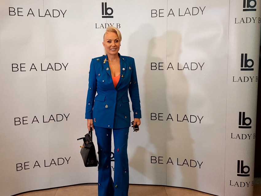 Lepa Brena, promocija čarapa