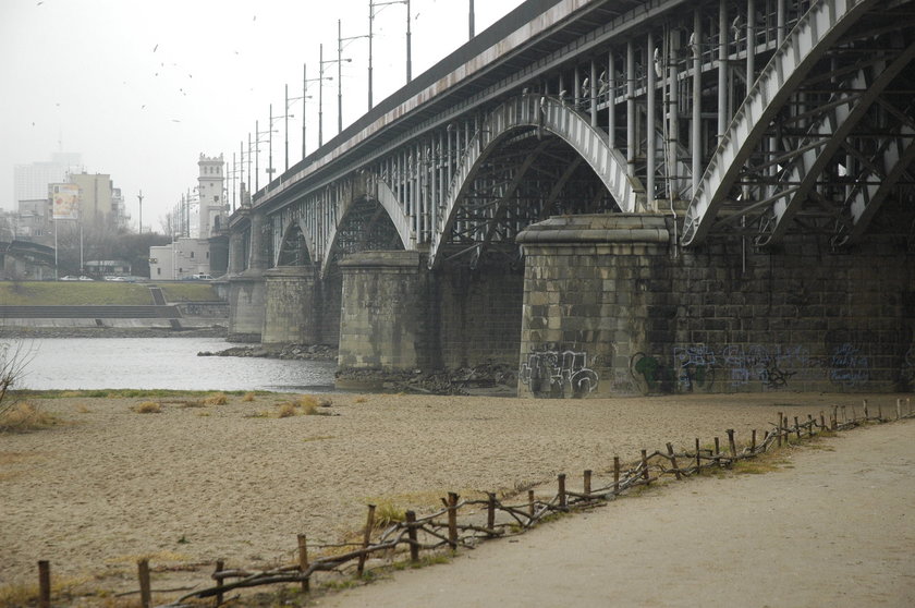 Tragedia na moście Poniatowskiego. 25-latek popełnił saobójstwo skacząc z przeprawy