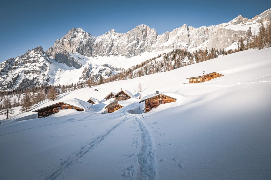 Na północy Styrii wznosi się zwieńczone skalną koroną pasmo Dachstein, którego szczyt sięga 2996 m wysokości. To najdalej na wschód wysunięty lodowiec Alp